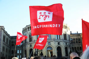 Flagg av Fagforbundet foran Stortinget